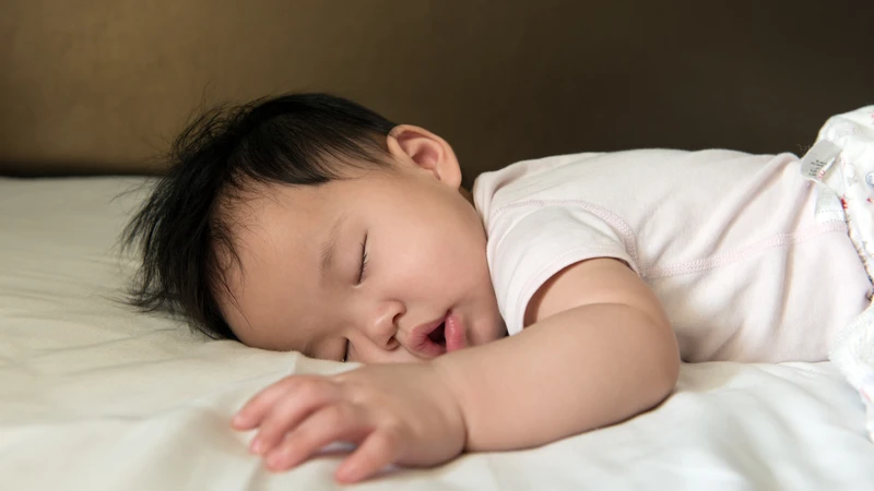 Ở 7 tháng tuổi mỗi bé có nhịp sinh hoạt khác nhau, có bé ngủ xuyên đêm còn có bé vẫn cần bú đêm