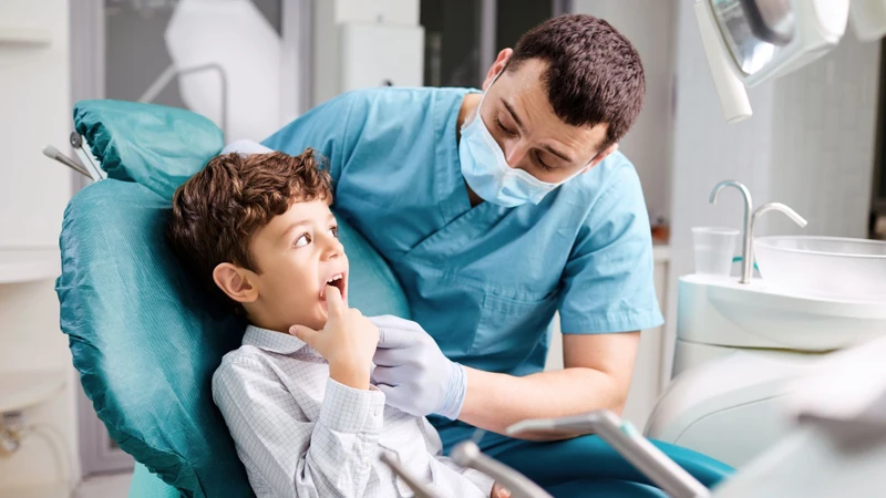 Cha mẹ nên cho trẻ đến khám nha sĩ định kỳ mỗi 3 - 6 tháng