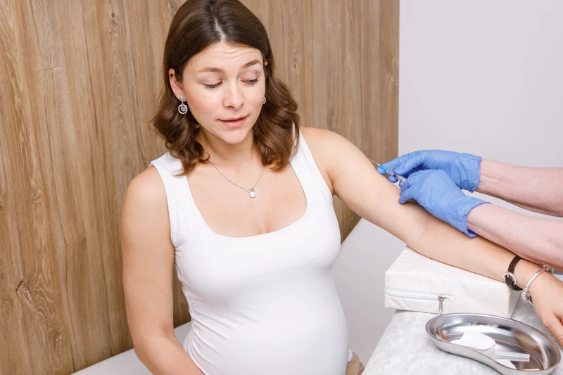 Tiêm phòng trước và trong thai kỳ là bước quan trọng giúp bảo vệ sức khỏe cho cả mẹ và bé