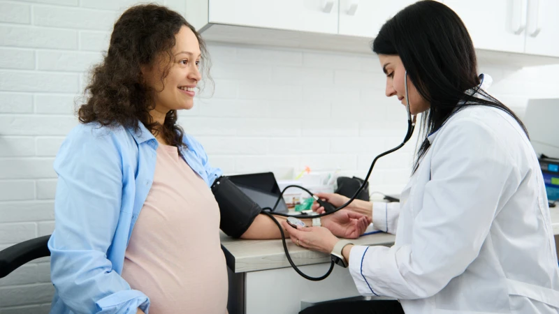Mẹ bầu nên tham khảo ý kiến bác sĩ trước khi tiêm để được tư vấn thời điểm và loại vắc xin phù hợp đảm bảo an toàn cho cả mẹ và bé