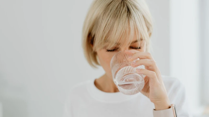 Uống đủ nước giúp thanh quản luôn ấm và ẩm