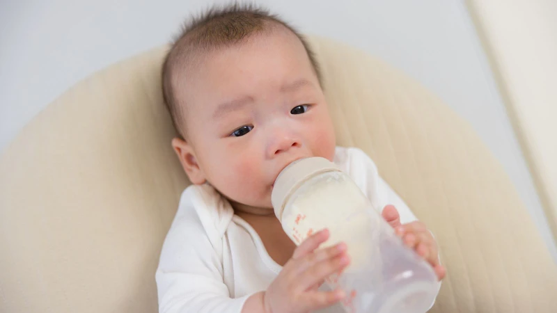 Bé bao nhiêu tháng uống được sữa bột pha sẵn là thắc mắc phổ biến của nhiều ba mẹ