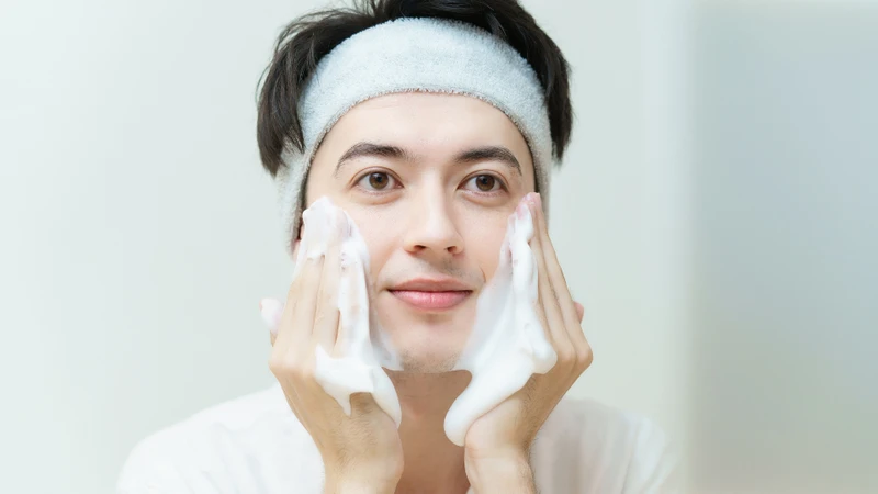 Làm sạch da đều đặn giúp hạn chế bít tắc và cải thiện bề mặt da