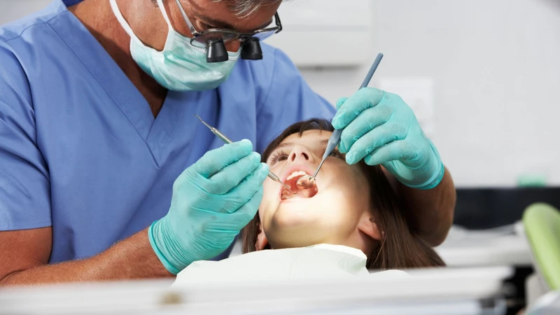 Khám nha khoa và chỉnh nha định kỳ giúp đánh giá quá trình thay răng, mọc răng vĩnh viễn, tình trạng răng thừa và khớp cắn