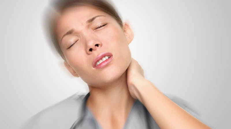 Các cơ vùng cổ co không chủ ý khiến đầu bị xoay về bên trái hoặc bên phải và người bệnh khó kiểm soát hoàn toàn tư thế này