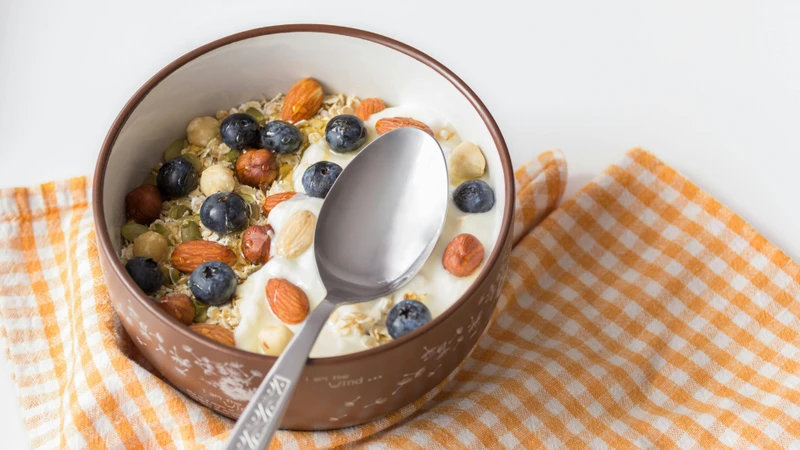 Ngũ cốc chứa carbohydrate phức và chất xơ giúp tạo cảm giác no lâu, hạn chế tình trạng ăn quá nhiều hoặc ăn vặt không kiểm soát