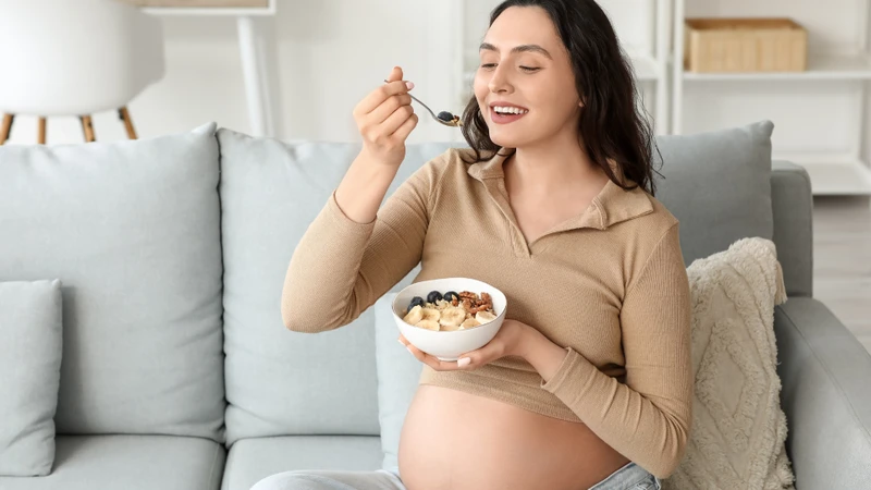 Nên ưu tiên ngũ cốc nguyên hạt, hạn chế các sản phẩm chứa nhiều đường hoặc phụ gia để duy trì chế độ ăn lành mạnh và cân đối