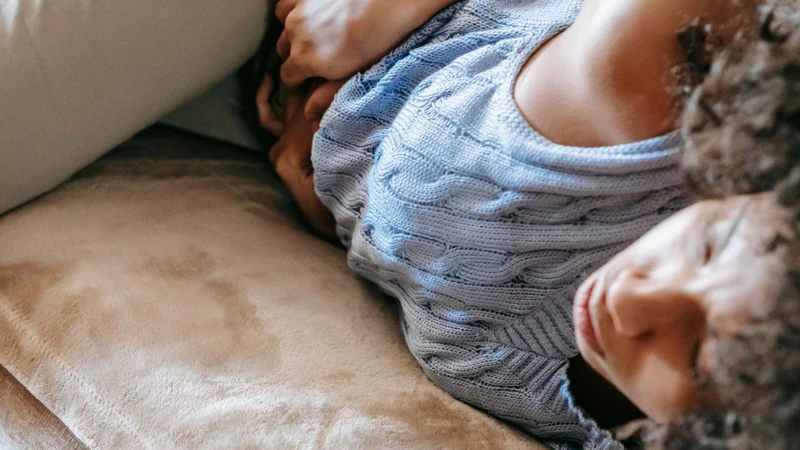 Triệu chứng lòng ruột ở người lớn thường không đặc hiệu và có thể kéo dài vài tuần trước khi bệnh nhân tìm kiếm sự chăm sóc y tế