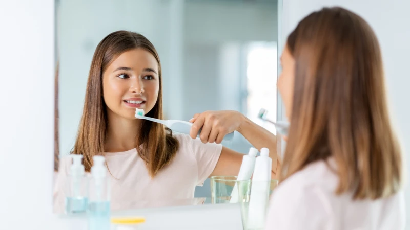 Đánh răng đúng cách, sử dụng chỉ nha khoa và súc miệng đều đặn sẽ giúp giảm vi khuẩn trong khoang miệng