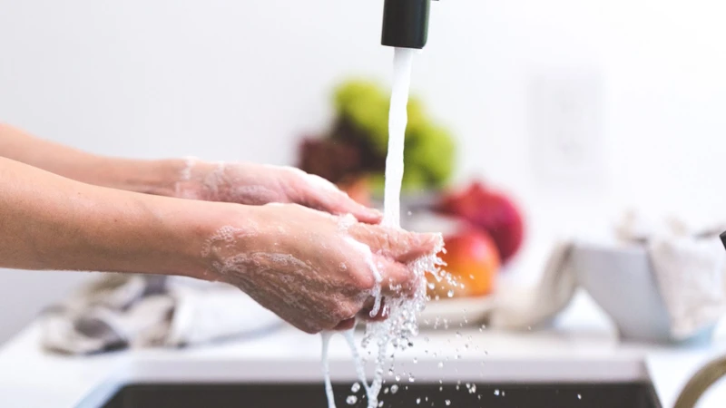 Rửa sạch tay và thức ăn giúp hạn chế lây lan các bệnh lý liên quan đường tiêu hóa