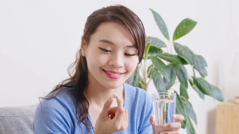 Sử dụng thuốc theo hướng dẫn bác sĩ là một trong những cách làm giảm đau đầu nhức mắt​