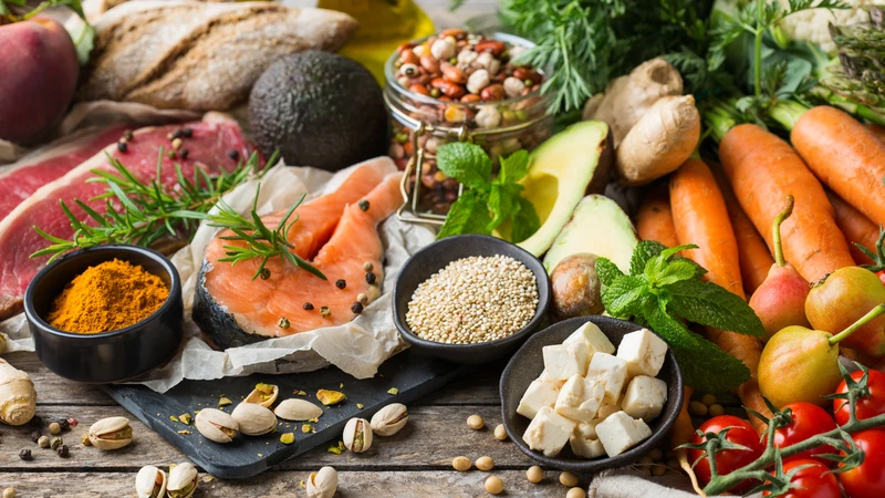 Ăn uống cân bằng giúp ổn định đường huyết từ đó giảm nguy cơ đau đầu đột ngột