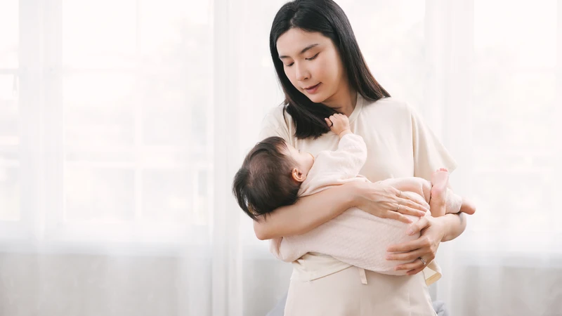 Bế ngửa là tư thế ru ngủ quen thuộc