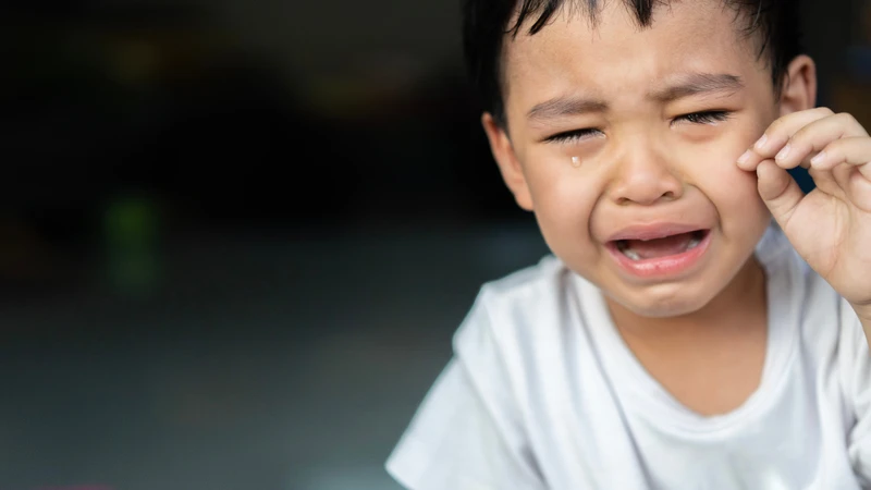 Ba mẹ nên đưa trẻ đi khám khi trẻ đau hoặc khóc khi đi tiểu và có mảng trắng trong bao quy đầu