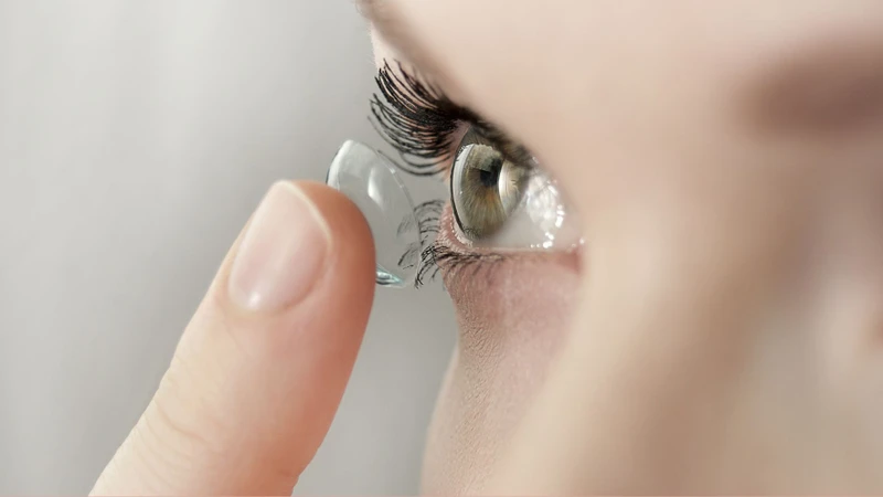 Người đeo kính áp tròng nên ngừng sử dụng khi mắt đỏ và đau