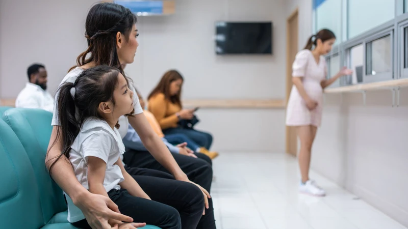 Mẹ có thể đưa trẻ đến cơ sở tiêm chủng để rà soát lại lịch tiêm đã lưu trên hệ thống