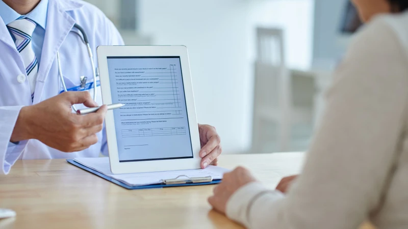 Bác sĩ sẽ đánh giá nhiều yếu tố để xác định lịch tiêm vắc xin phù hợp cho trẻ