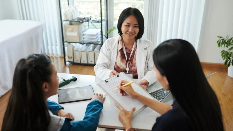 Phụ huynh nên đưa trẻ đến gặp bác sĩ để được tư vấn lịch tiêm phù hợp