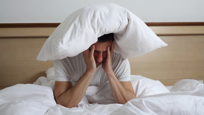 Các lo âu về vấn đề tình dục có thể kích hoạt căng thẳng thần kinh gây mất ngủ sau khi quan hệ
