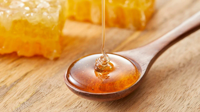 Bạn không nên sử dụng mật ong thay thế hoàn toàn đường trắng