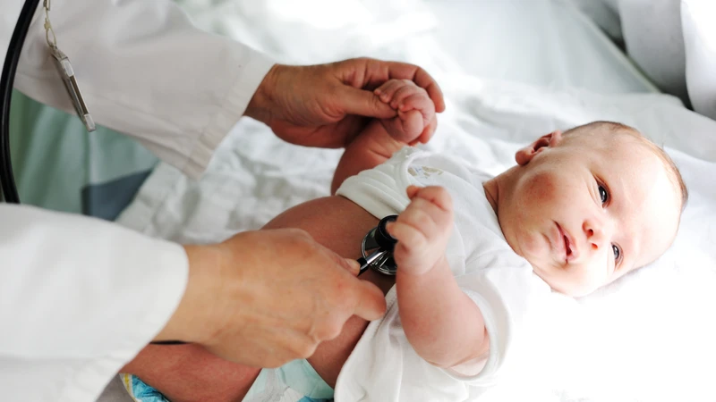 Nên đưa trẻ đi khám mắt khi có dấu hiệu bất thường hoặc ảnh hưởng đến khả năng nhìn