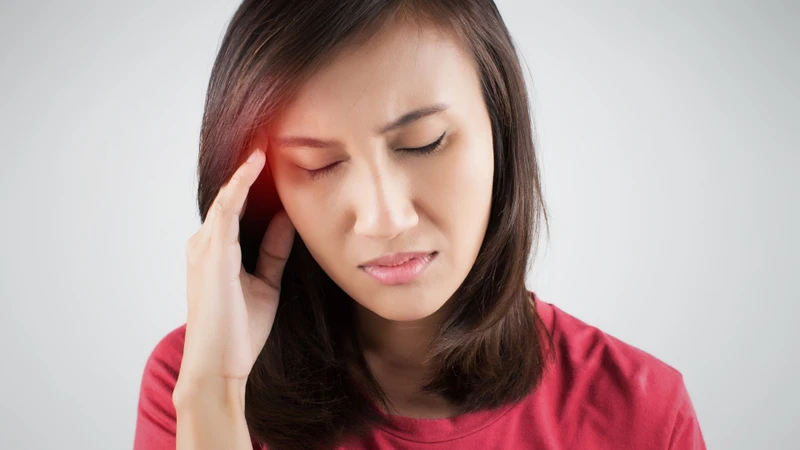 Đau đầu dai dẳng kèm mệt mỏi có thể là dấu hiệu của máu nhiễm chì ở người lớn