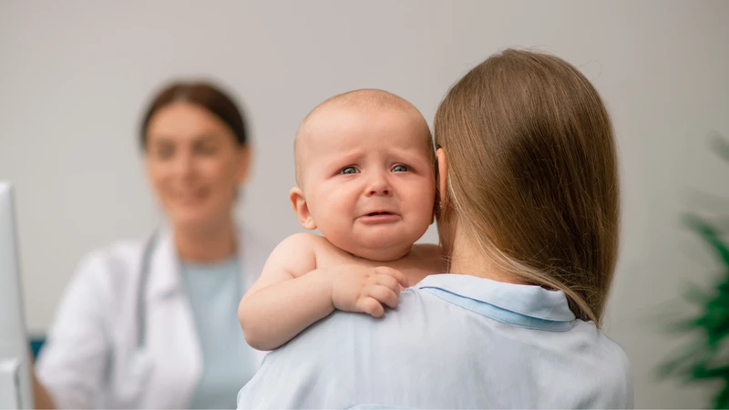 Đưa trẻ đến cơ sở y tế nếu nhận thấy dấu hiệu bất thường