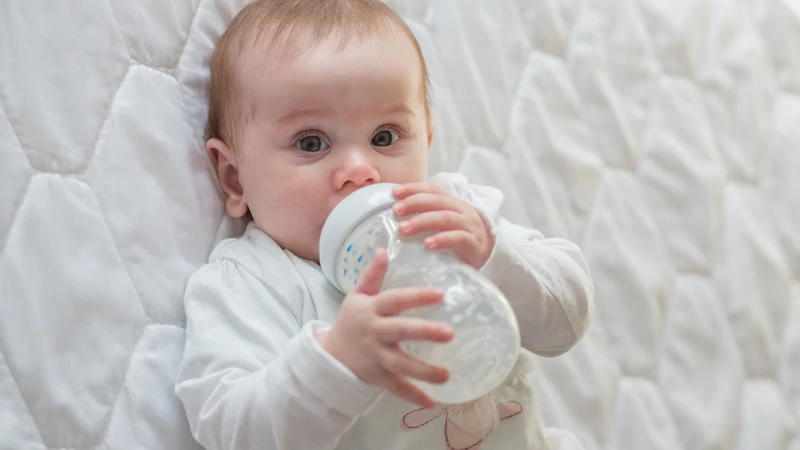 Mấy tháng thì cho trẻ uống thêm sữa ngoài​? Những điều cha mẹ nên biết 1