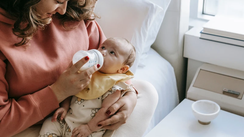 Mấy tháng thì cho trẻ uống thêm sữa ngoài​? Những điều cha mẹ nên biết 2