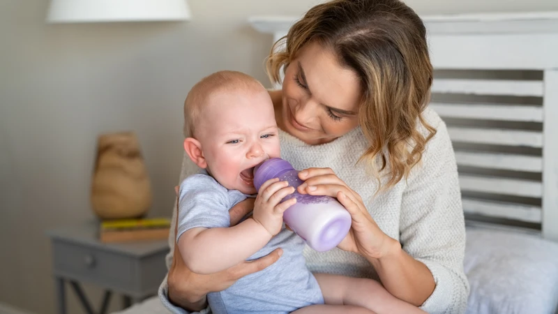 Mấy tháng thì cho trẻ uống thêm sữa ngoài​? Những điều cha mẹ nên biết 3