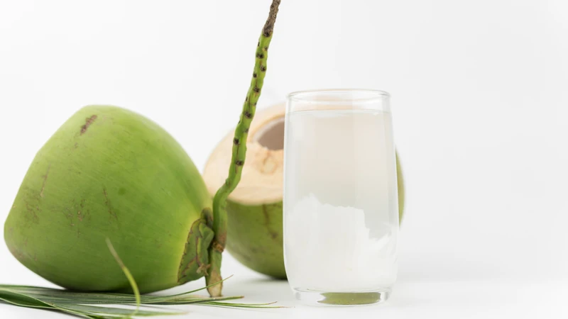 Mẹ bầu 3 tháng đầu uống nước dừa được không?1
