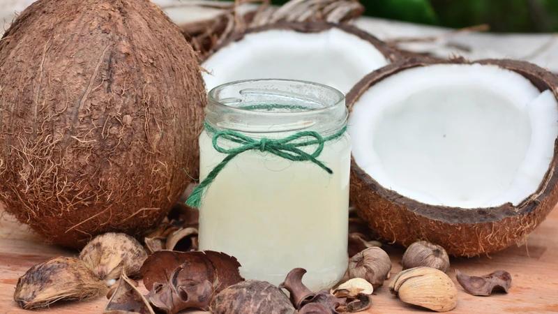 Mẹ bầu 3 tháng đầu uống nước dừa được không?3