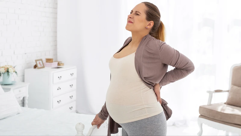 Đau lưng và căng tức vùng bụng là nguyên nhân thường gặp ảnh hưởng đến giấc ngủ của mẹ bầu