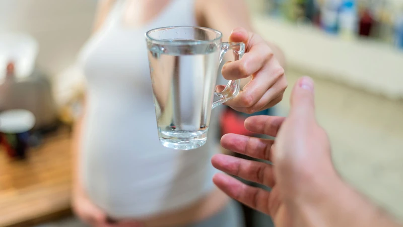 Uống đủ nước là biện pháp quan trọng hàng đầu để hỗ trợ cải thiện tình trạng thiếu ối