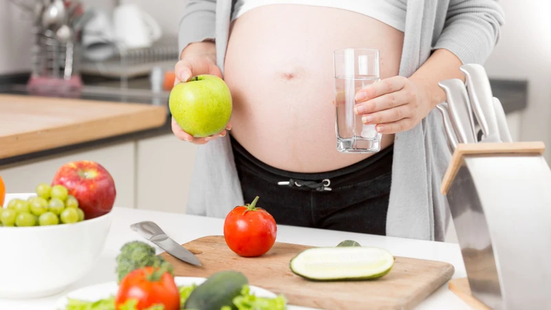 Rau củ và trái cây mọng nước giúp bổ sung nước và vitamin cho mẹ bầu