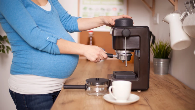 Mẹ bầu uống cà phê được không​? Có ảnh hưởng đến em bé không? 3