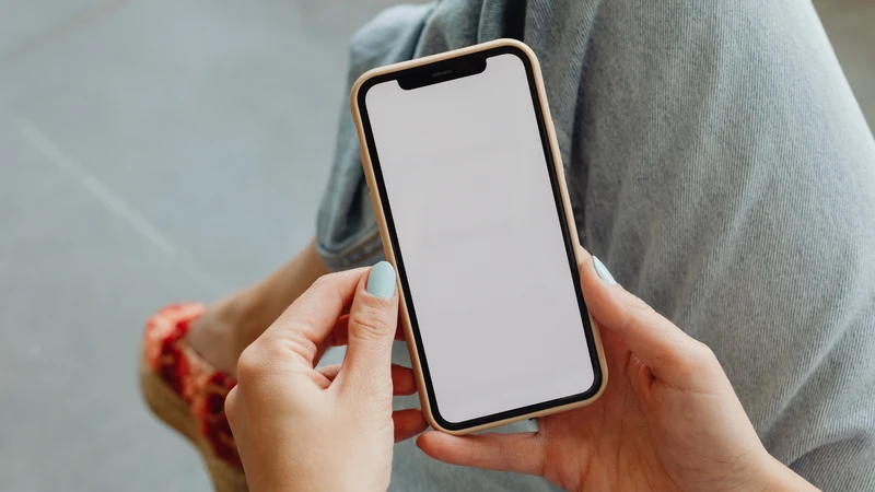 Mẹ bầu xem điện thoại có thể có ảnh hưởng nếu sử dụng quá nhiều và không đúng cách