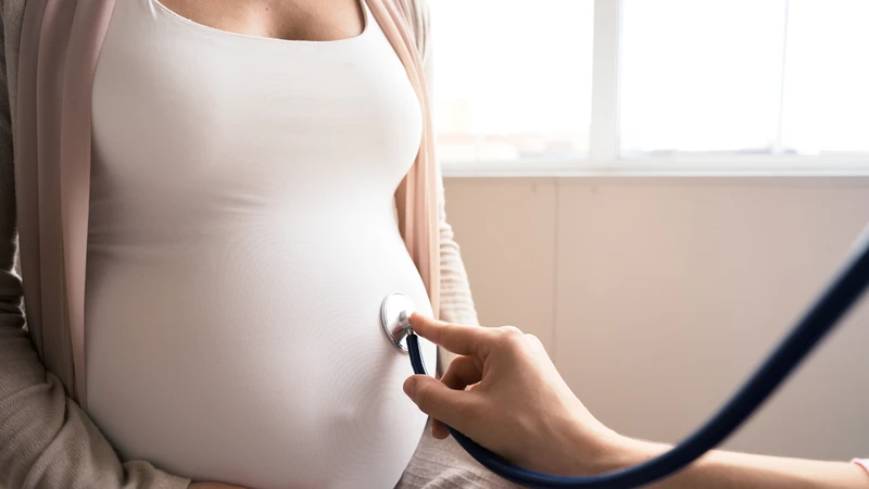 Mẹ bị viêm gan B có lây sang con không? Làm sao để không lây cho con? 1