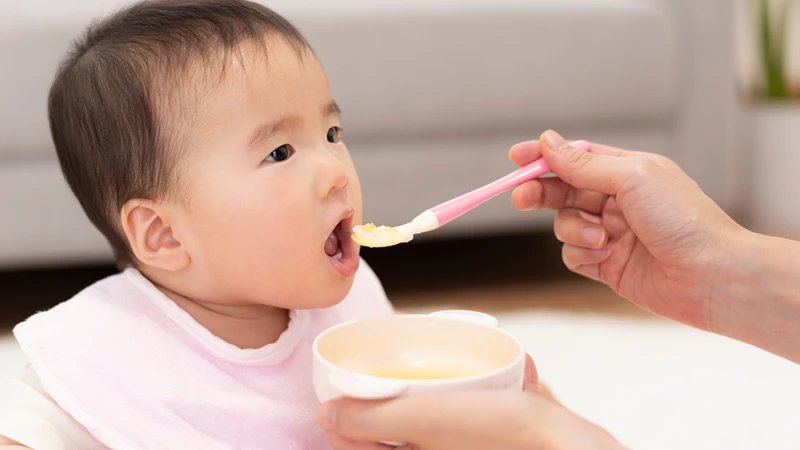 Thìa ăn dặm giúp bé tập phản xạ nuốt và nhai đúng cách