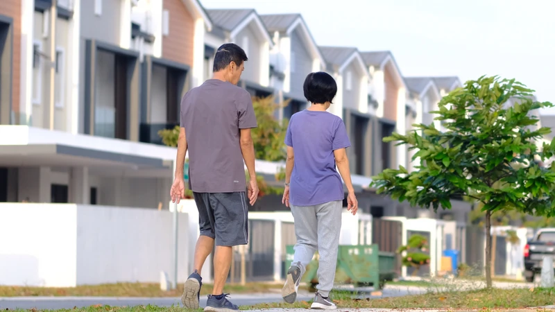 Nên có người thân đi cùng khi mẹ ra ngoài sau sinh