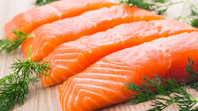 Cá hồi giàu tryptophan, vitamin D và axit béo omega 3 giúp thúc đẩy sản xuất melatonin tự nhiên