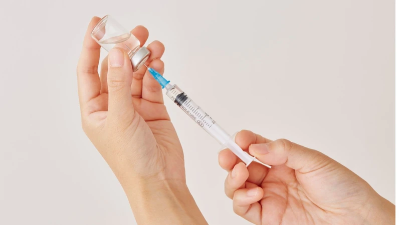 Đưa trẻ đi tiêm chủng theo khuyến cáo của chuyên gia