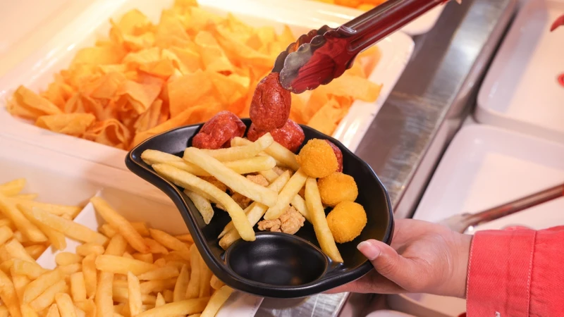 Các món ăn chiên rán chứa nhiều chất béo bão hòa và chất béo chuyển hóa gây viêm và làm tăng mỡ tích tụ trong gan, khiến men gan tiếp tục tăng cao