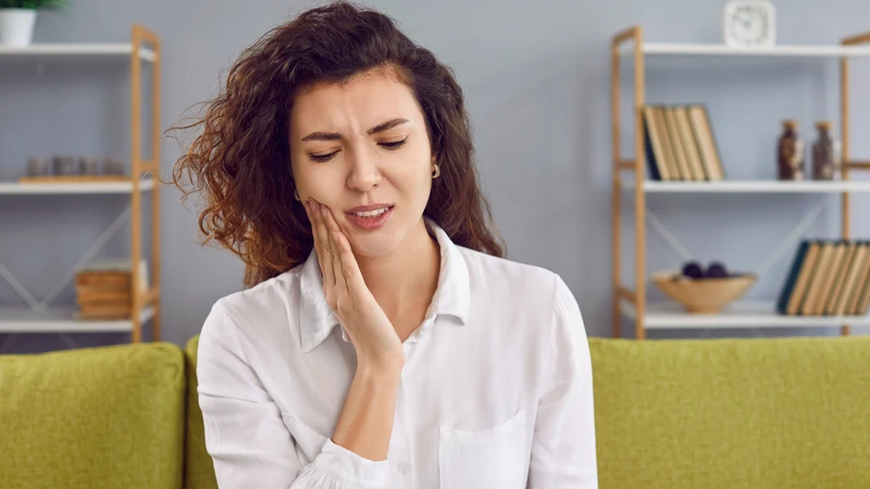 Mẹo cầm máu sau khi nhổ răng cần thực hiện ngay trong vài giờ đầu