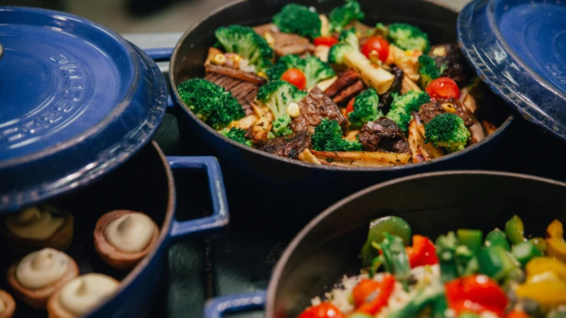 Tăng cường rau xanh và hạn chế thực phẩm nhiều dầu giúp hỗ trợ hệ tiêu hóa và phòng ngừa ăn không tiêu