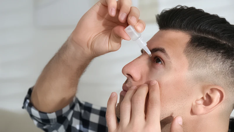 Sử dụng thuốc nhỏ mắt phù hợp giúp làm sạch mắt, giảm khô rát và khó chịu