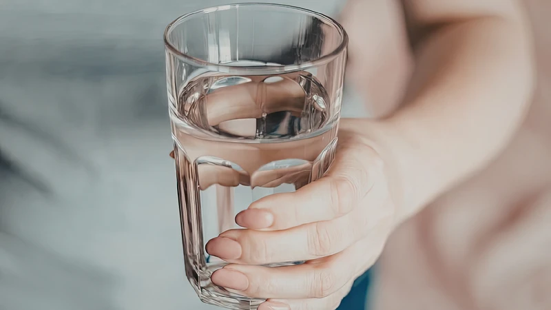 Uống đủ nước mỗi ngày là mẹo chữa đau răng cho mẹ cho con bú tại nhà hiệu quả