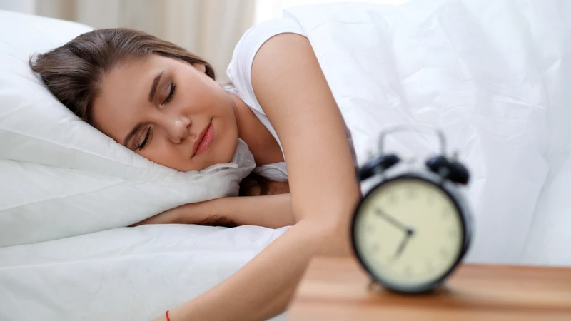 Nghỉ ngơi hợp lý, ngủ đủ giấc giúp mẹ giảm đau răng khi nuôi con bú