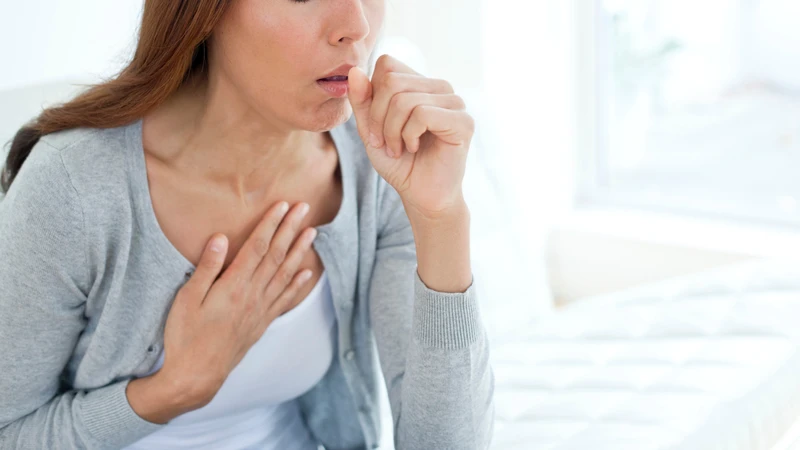 Nếu vẫn thở và nói chuyện bình thường, nên dừng ăn và ho tự nhiên để hỗ trợ dị vật