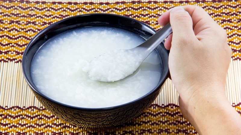 Cháo trắng là một lựa chọn an toàn và dễ tiêu hóa khi bị đau bụng